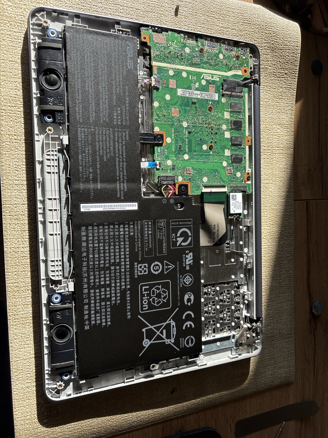 Ordinateur portable Asus ouvert pour intervention