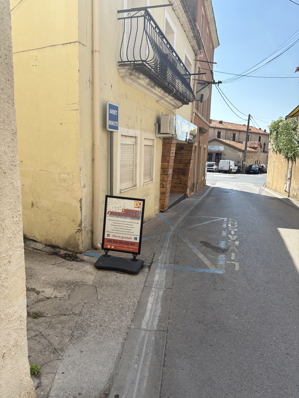 Stop-trottoir Dépann' Informatique installé dans la rue