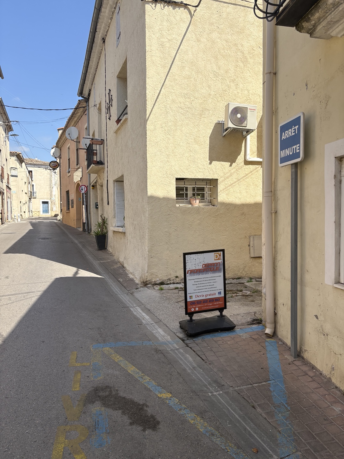 Stop-trottoir Dépann' Informatique visible dans la rue à Pinet